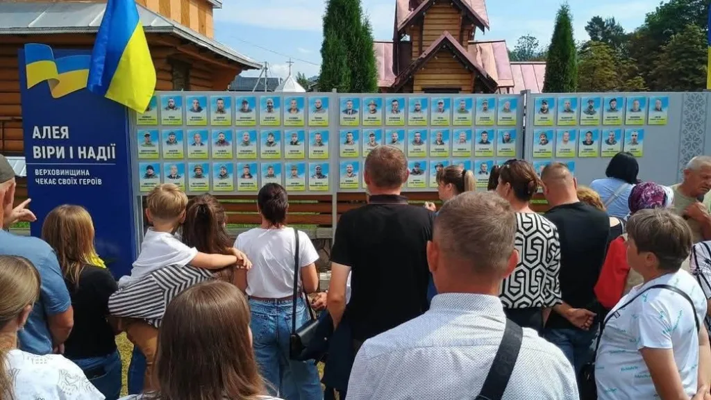 Люди біля меморіалу «Алея віри і надії»