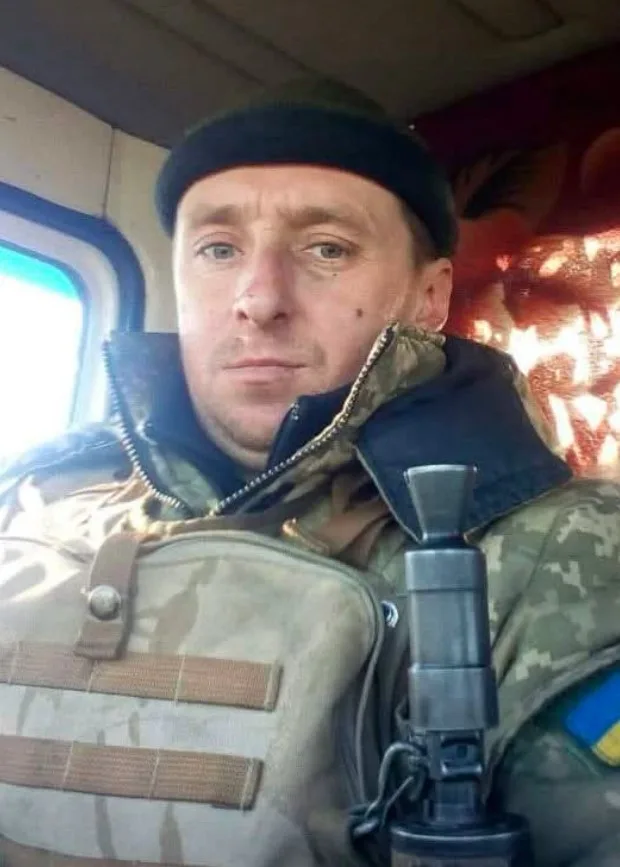 Український військовий у камуфляжі в салоні автомобіля