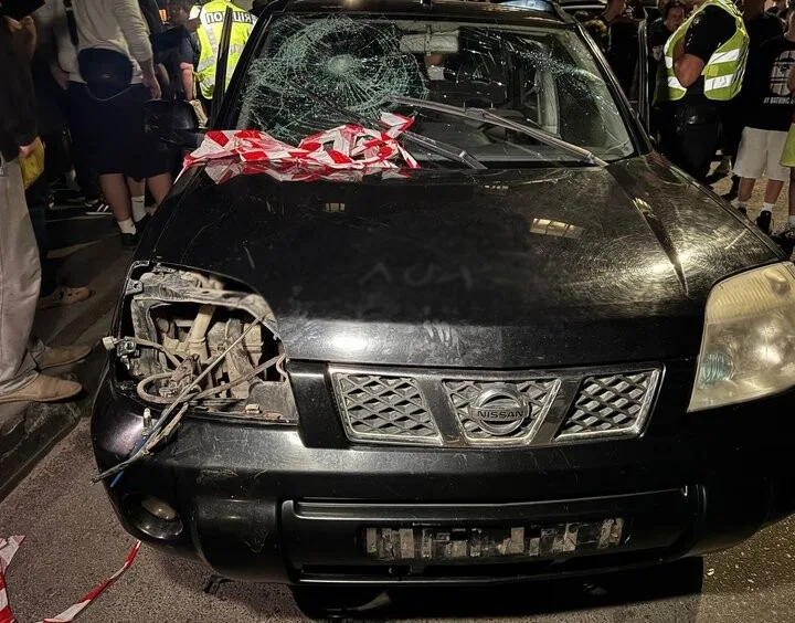 Пошкоджений чорний Nissan із розбитим лобовим склом уночі