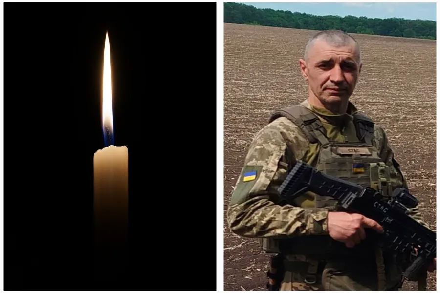 Свічка пам’яті поруч з українським військовим у полі