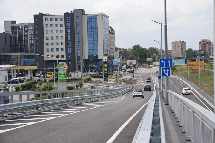 Міська розв’язка з автомобілями та сучасними будівлями
