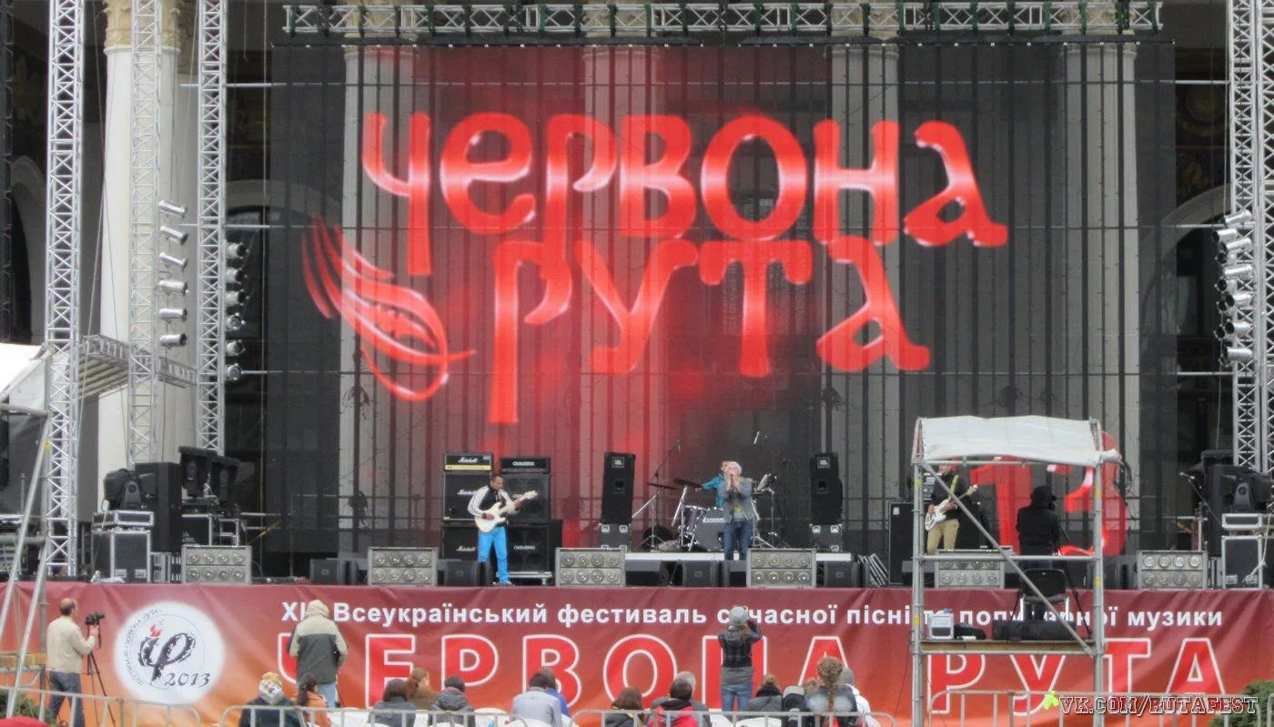 Сцена фестивалю «Червона рута» з музикантами