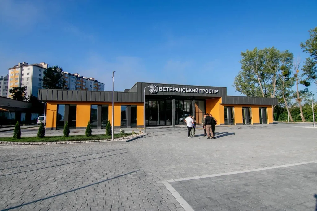 Будівля ветеранського простору з відвідувачами біля входу