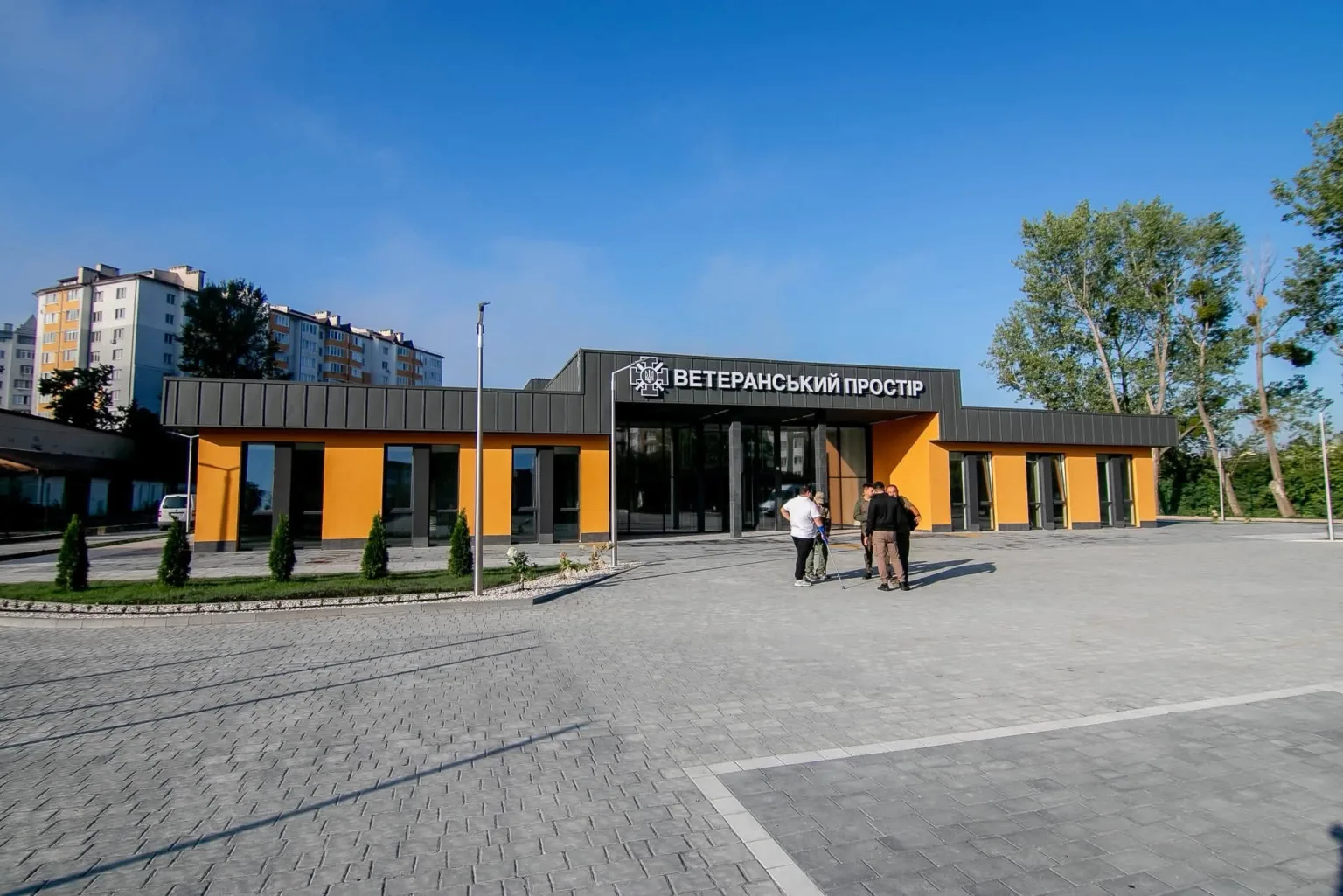 Будівля ветеранського простору з відвідувачами біля входу