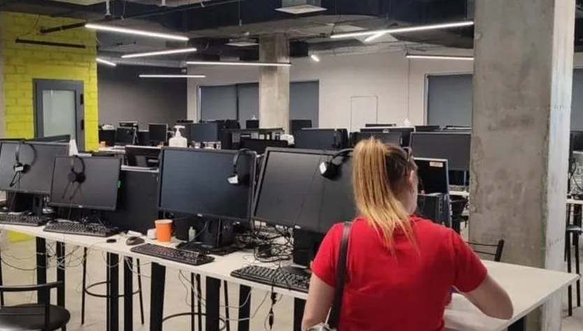 Жінка в червоній футболці у сучасному офісі