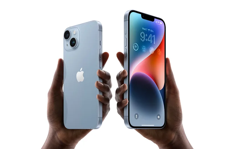 Руки тримають блакитний iPhone спереду і ззаду