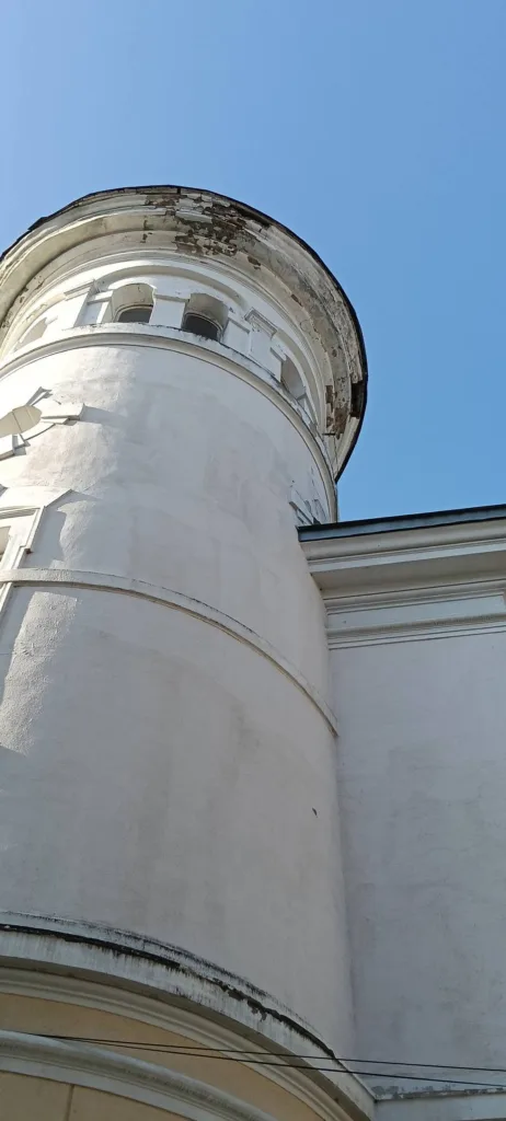 Стара біла вежа на тлі блакитного неба