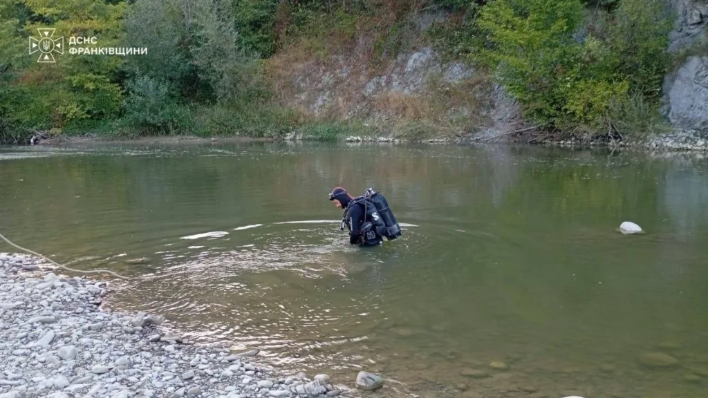Водолаз ДСНС працює у гірській річці