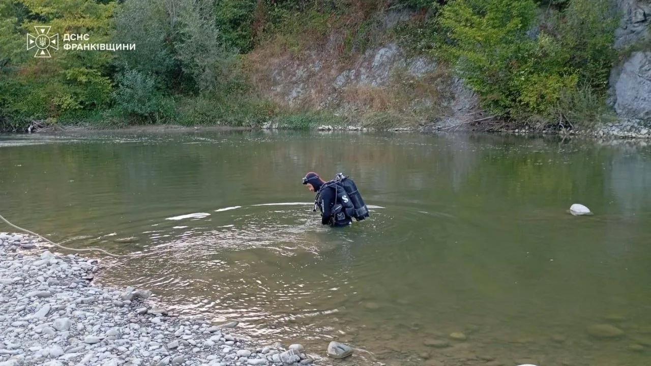 Водолаз ДСНС працює у гірській річці