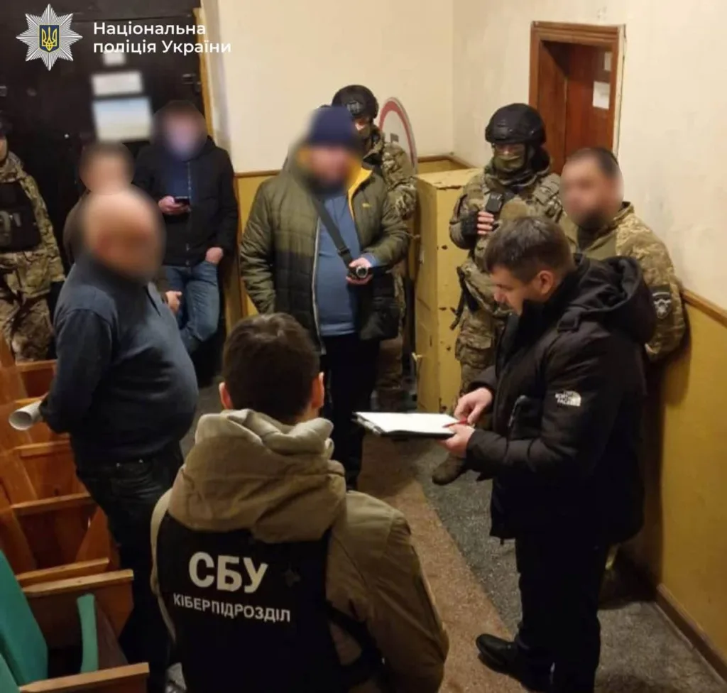 СБУ та поліція проводять слідчі дії в приміщенні