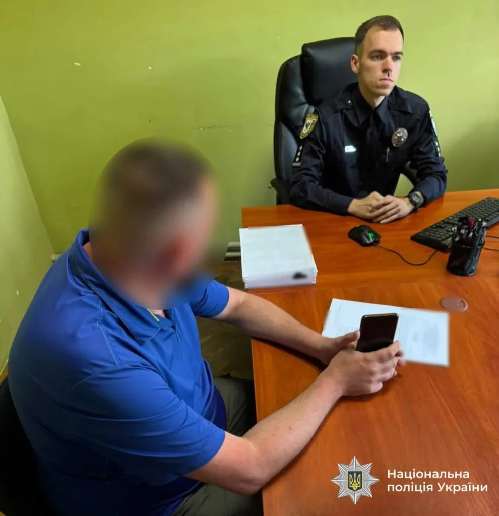 Поліцейський спілкується з чоловіком із розмитим обличчям