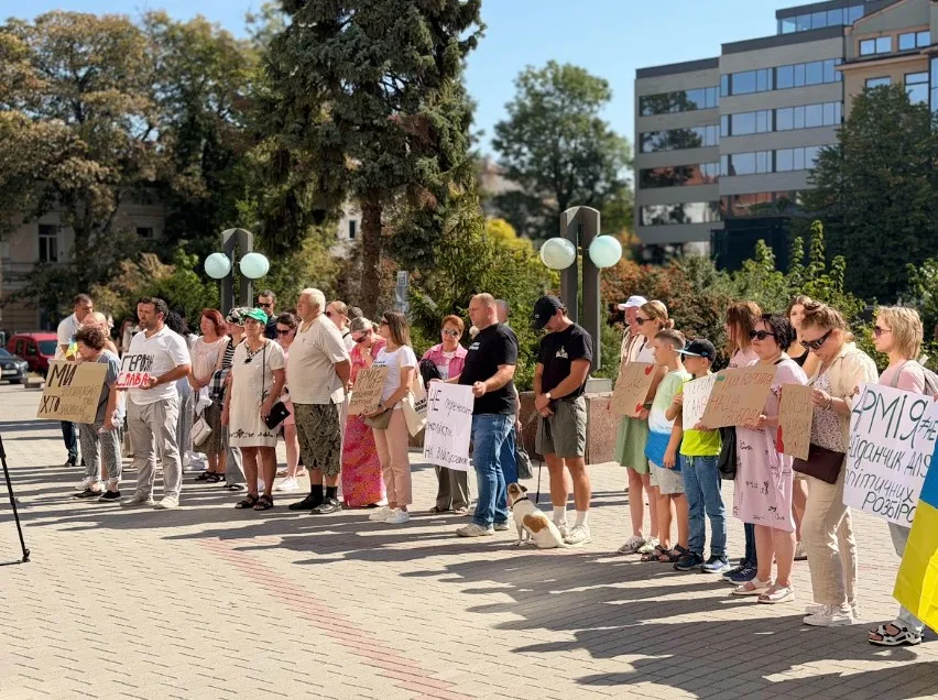 Люди з плакатами на мирній акції протесту