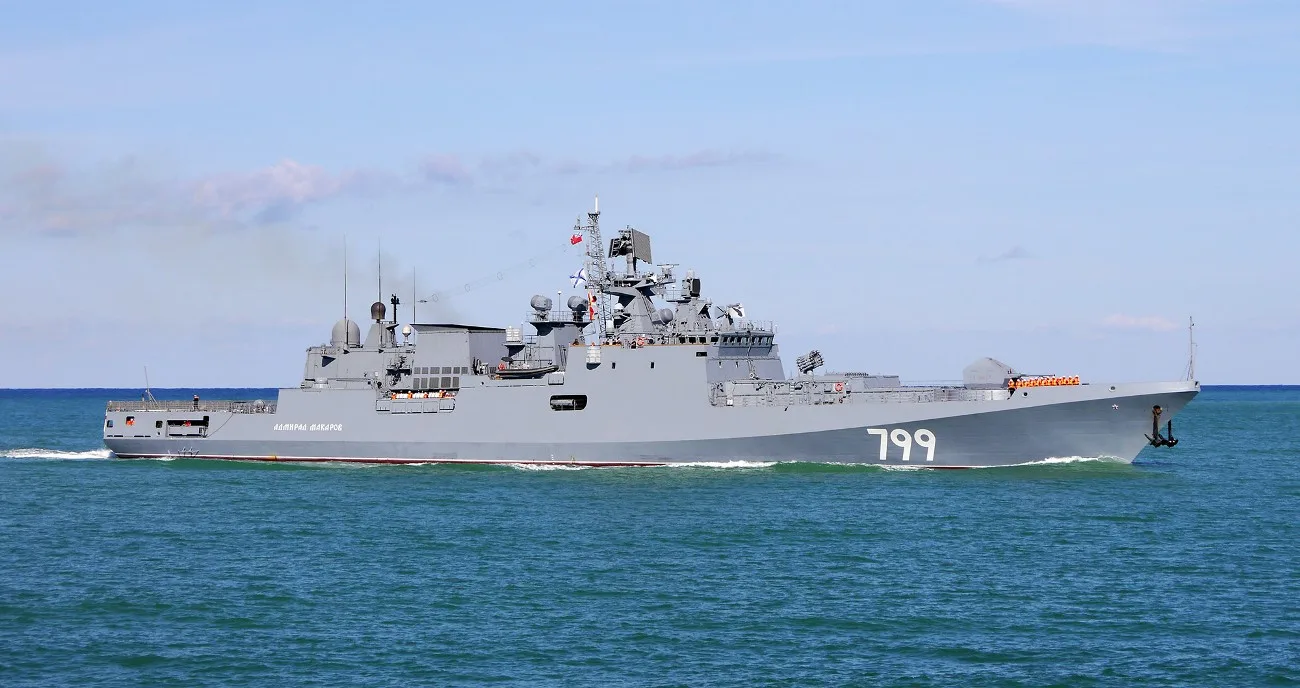 Російський військовий корабель «Адмірал Макаров» у морі