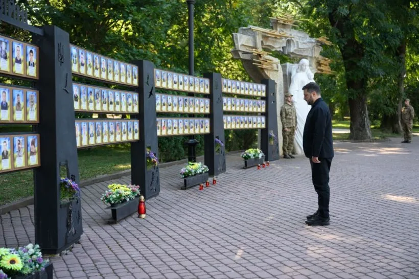 Чоловік схилив голову перед меморіалом загиблих захисників