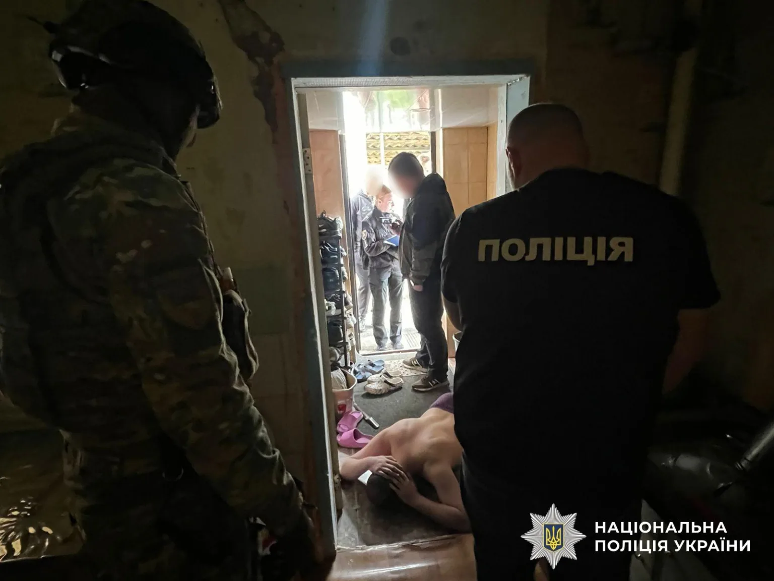 Поліція затримує чоловіка під час спецоперації в помешканні
