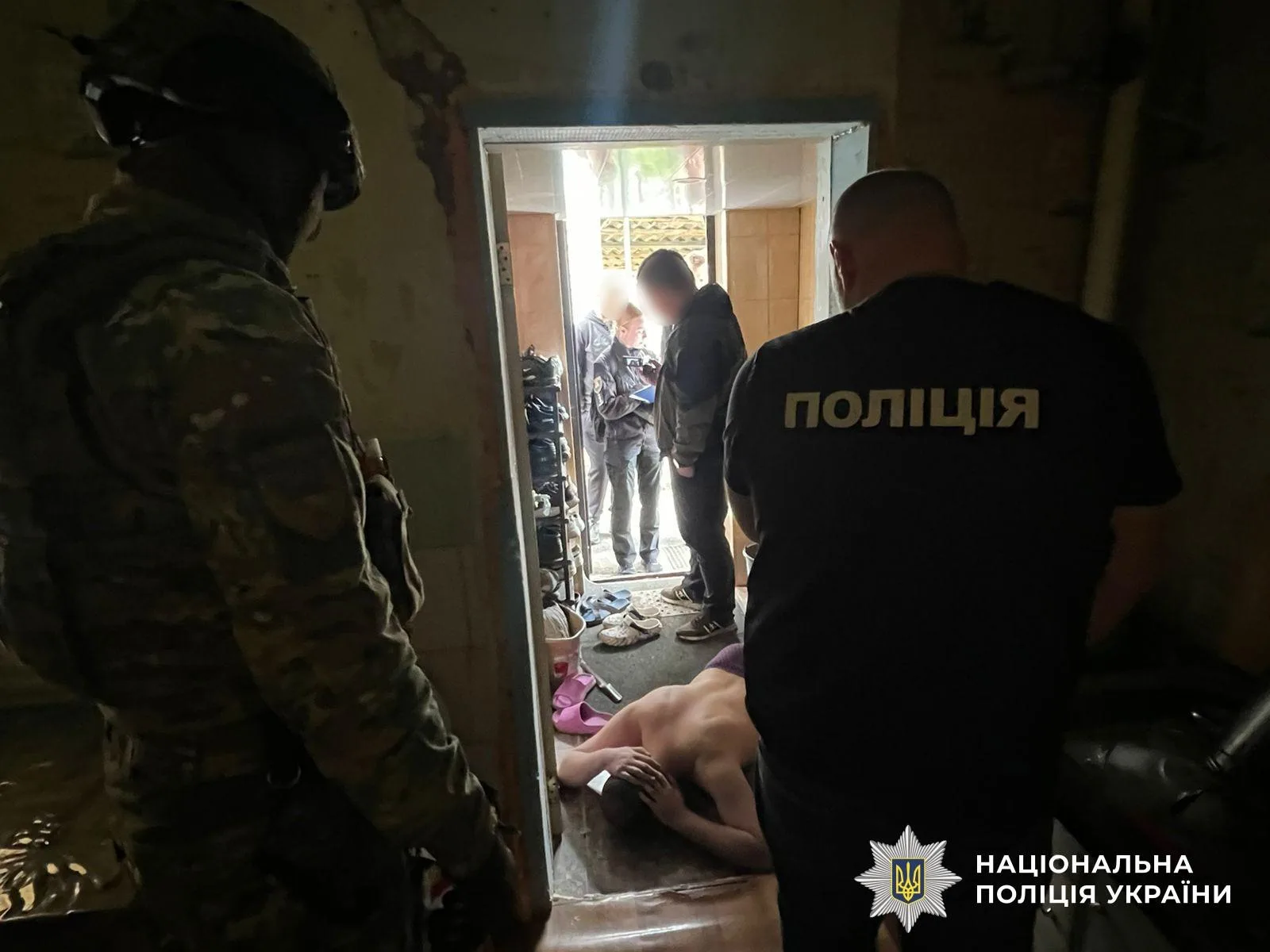 Поліція затримує чоловіка під час спецоперації в помешканні