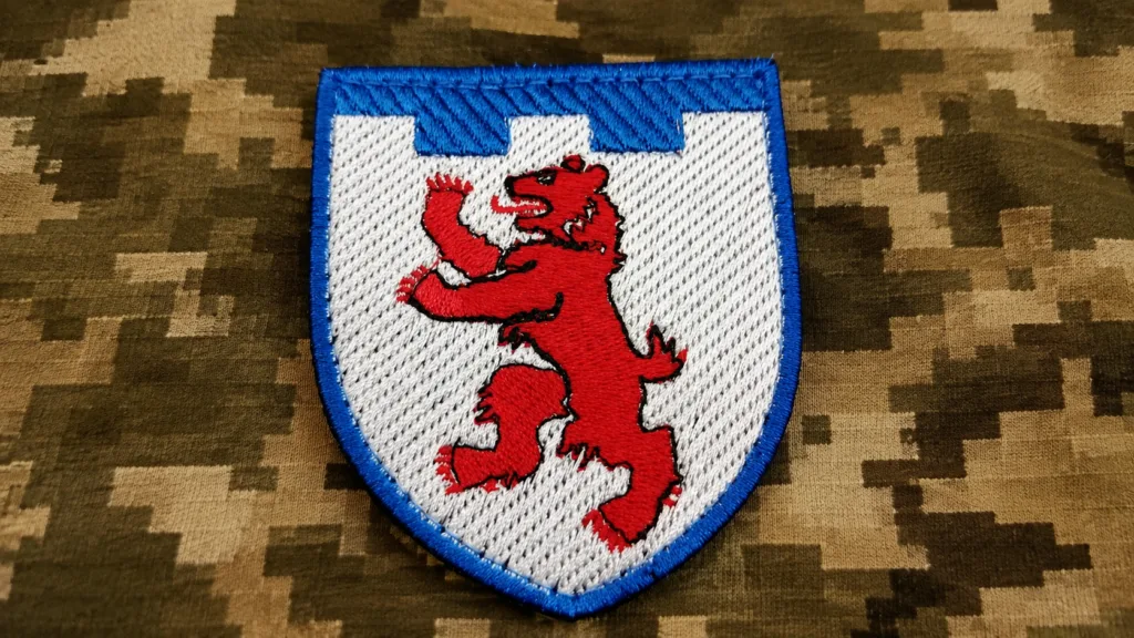 Вишитий шеврон із червоним левом на камуфляжі