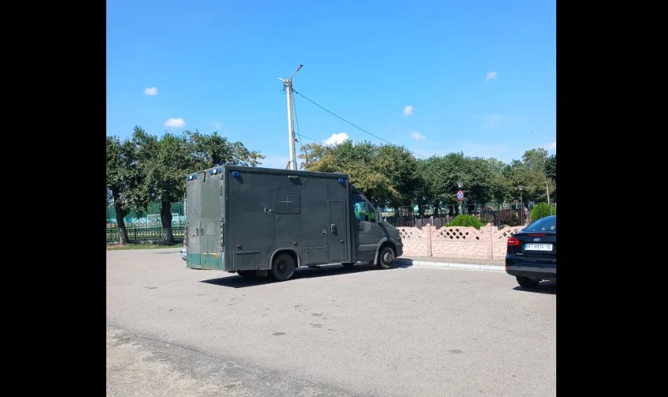 Темний спеціальний фургон на міській вулиці