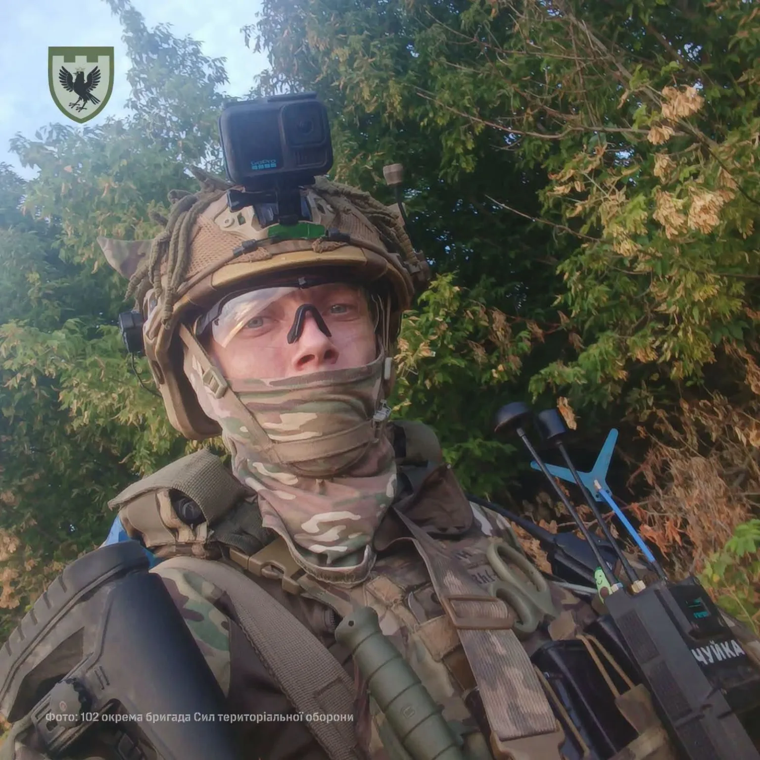 Військовий у камуфляжі з камерою на шоломі