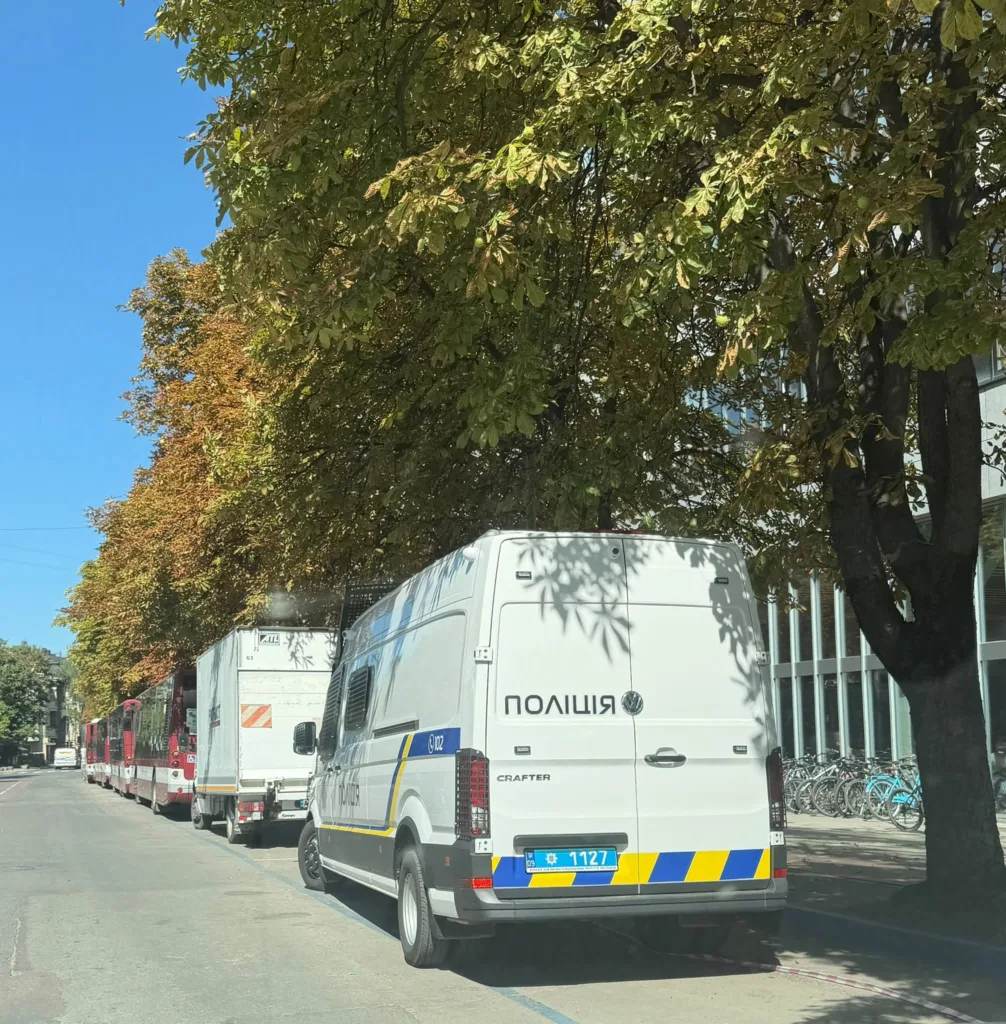 Поліцейський мікроавтобус на затіненій міській вулиці
