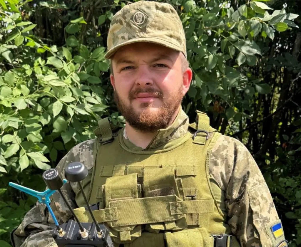 Український військовий із пультом керування дроном