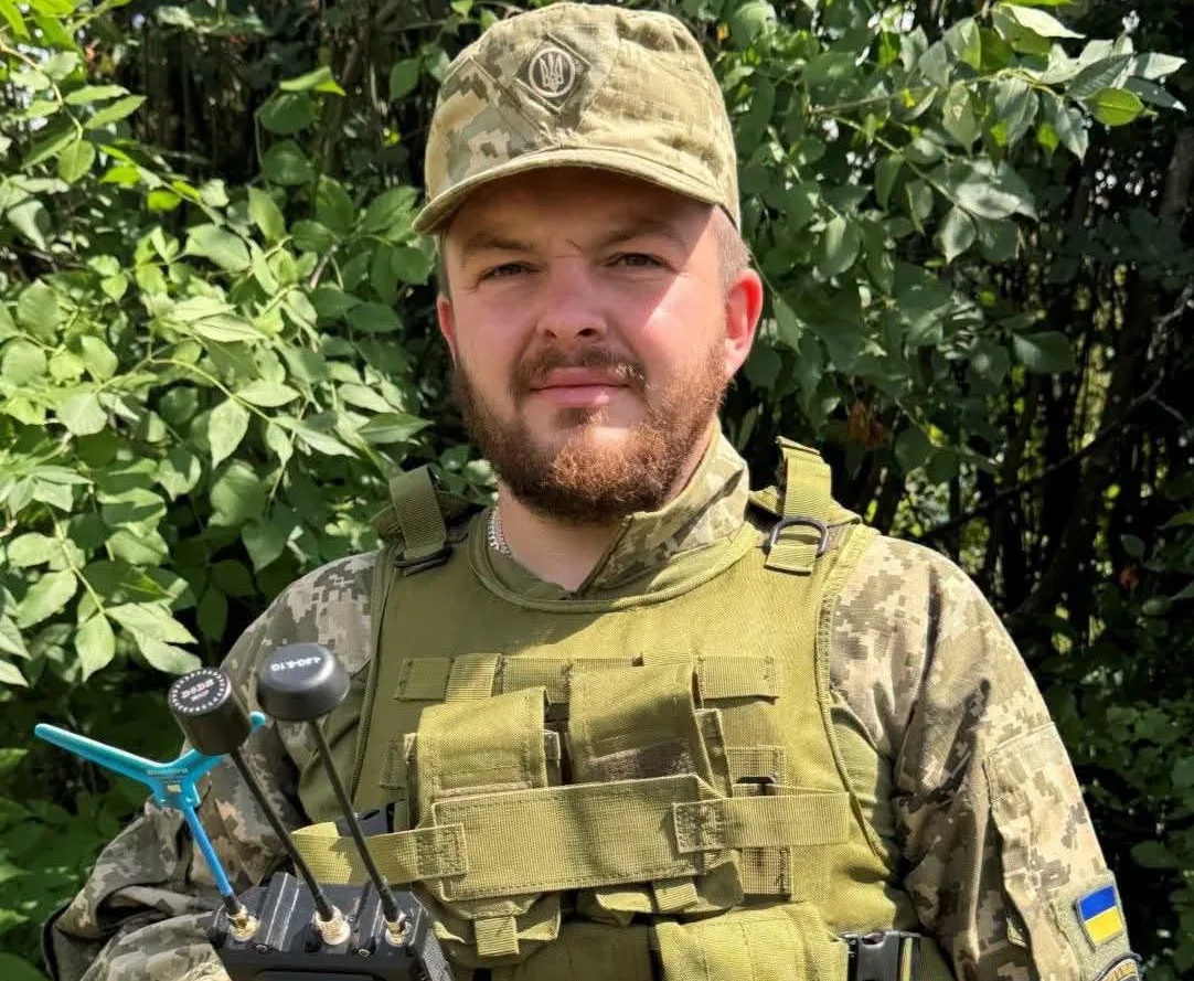 Український військовий із пультом керування дроном