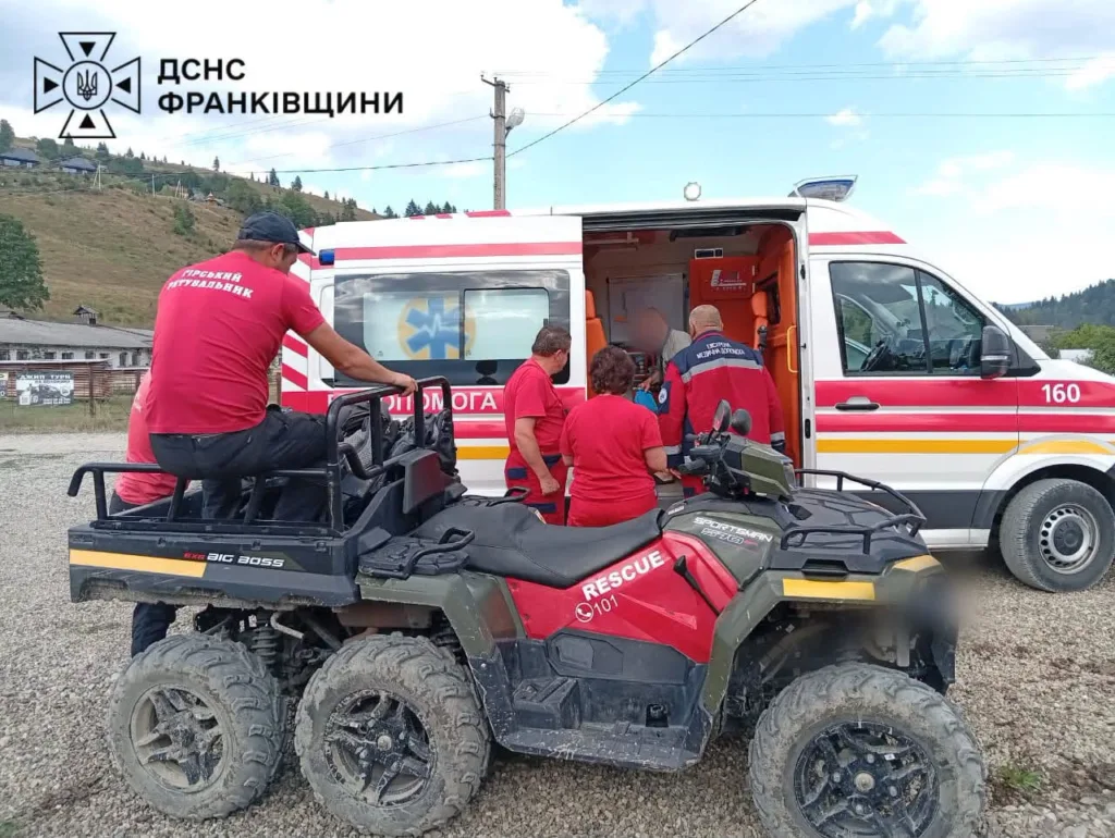 Рятувальники транспортують постраждалого до швидкої квадроциклом