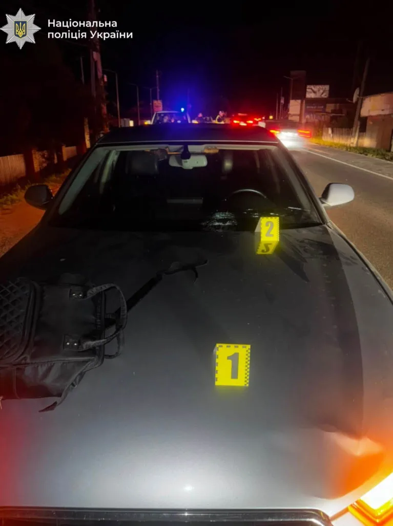 Поліція оглядає автомобіль із речовими доказами вночі
