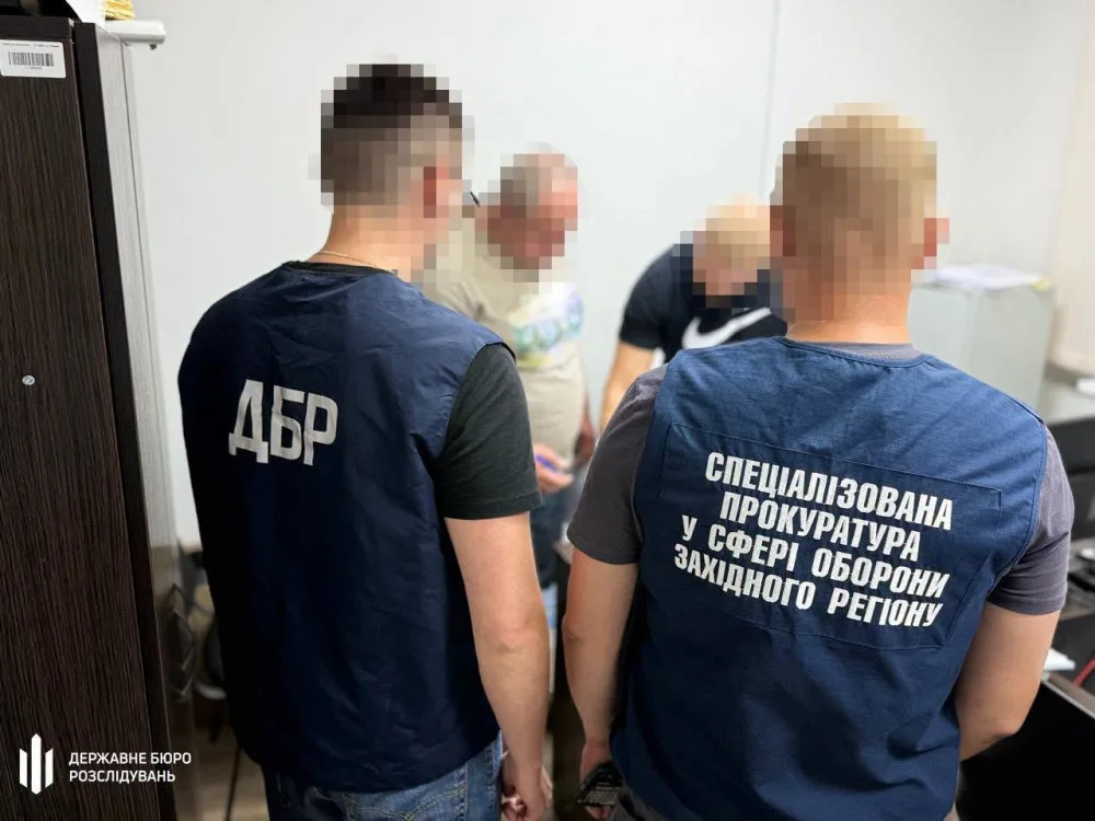 Слідчі ДБР і прокуратури під час слідчих дій