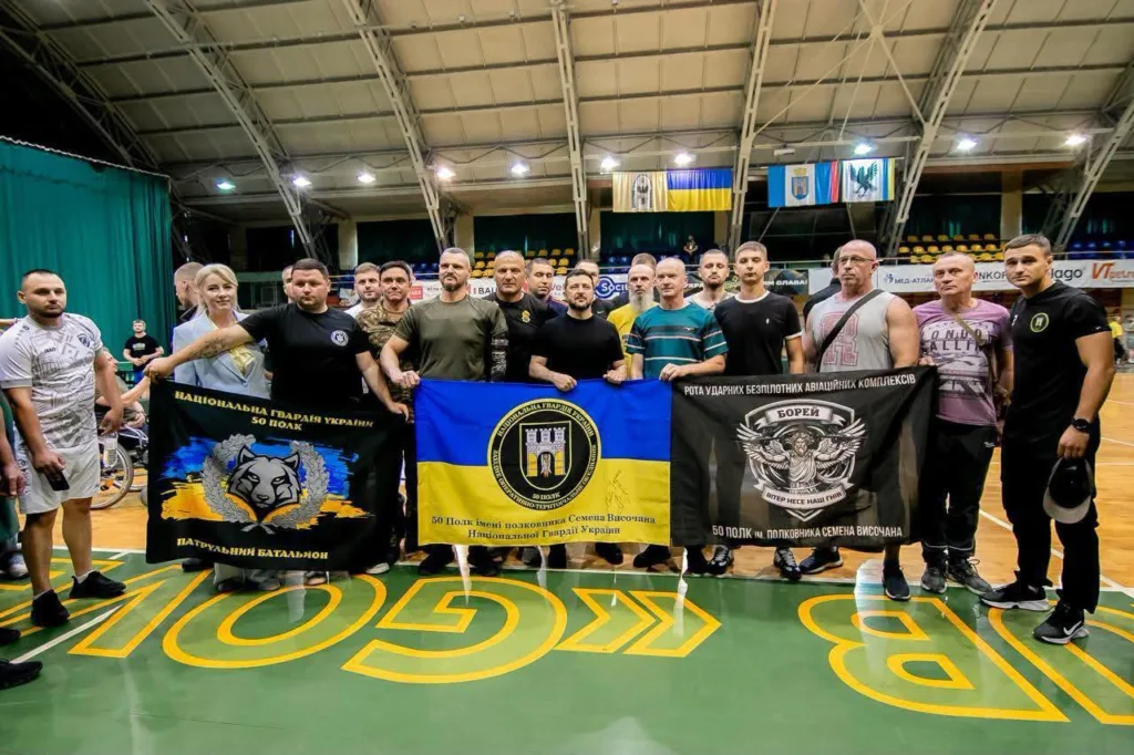 Група людей із прапорами Нацгвардії в спортивній залі