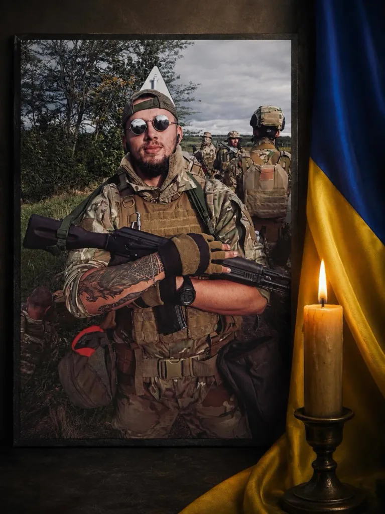 Портрет українського військового зі свічкою та прапором