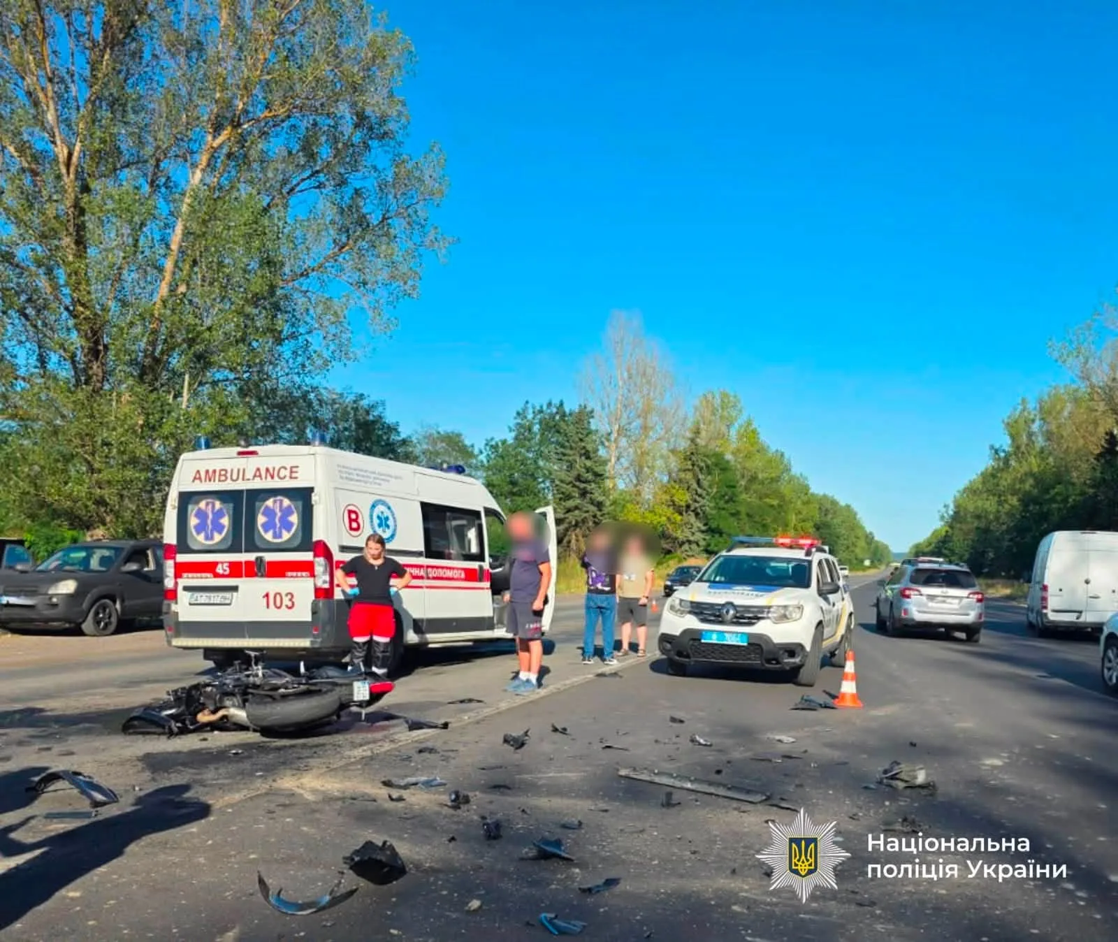 Місце ДТП із мотоциклом, швидкою та поліцією