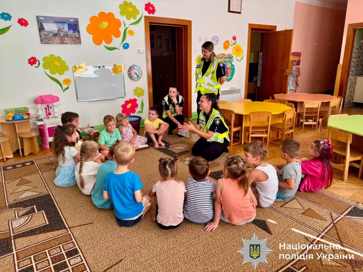 Поліцейські проводять заняття з дітьми у дитсадку