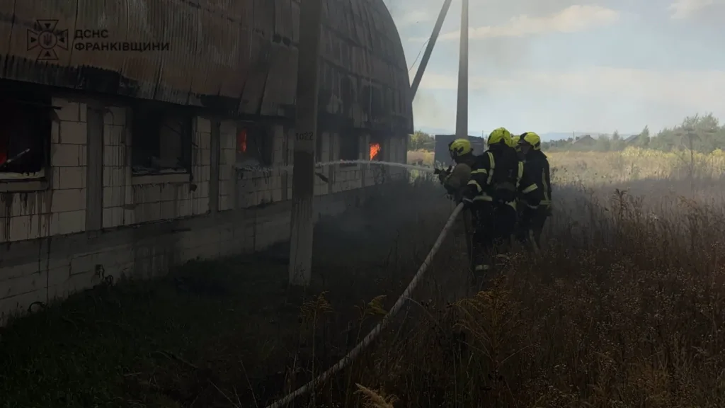 Рятувальники гасять пожежу в задимленій будівлі