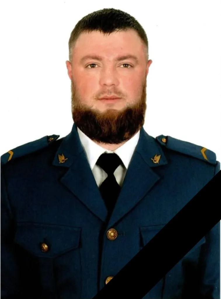 Портрет військовослужбовця у темно-синій формі з чорною стрічкою