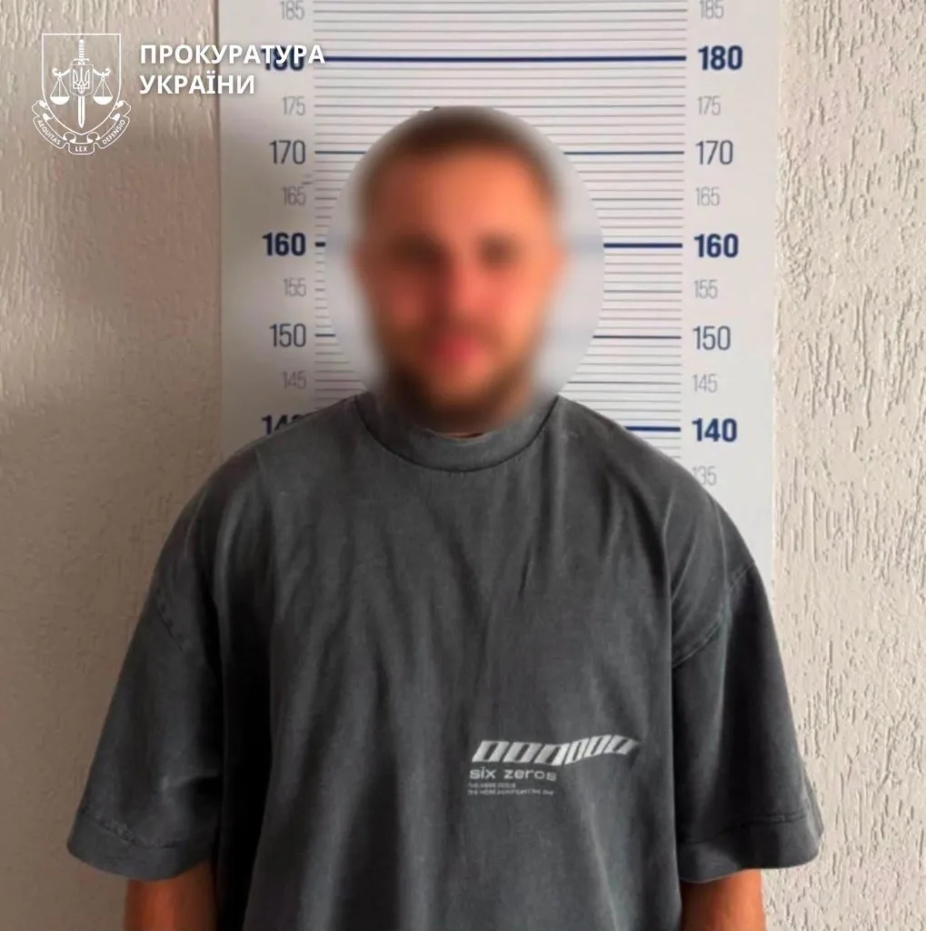 Чоловік із розмитим обличчям біля ростоміра прокуратури