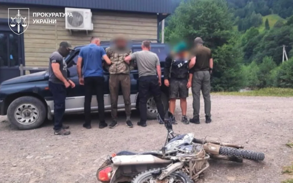 Затримання людей біля позашляховика та мотоцикла