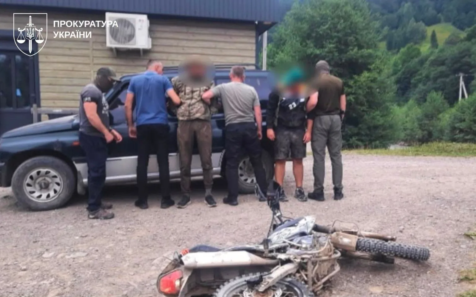 Затримання людей біля позашляховика та мотоцикла