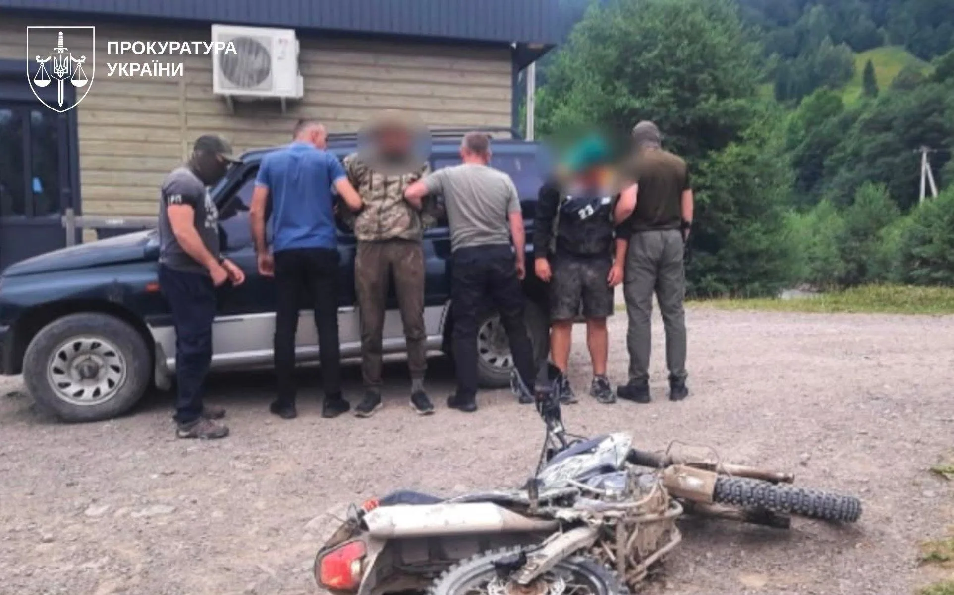 Затримання людей біля позашляховика та мотоцикла