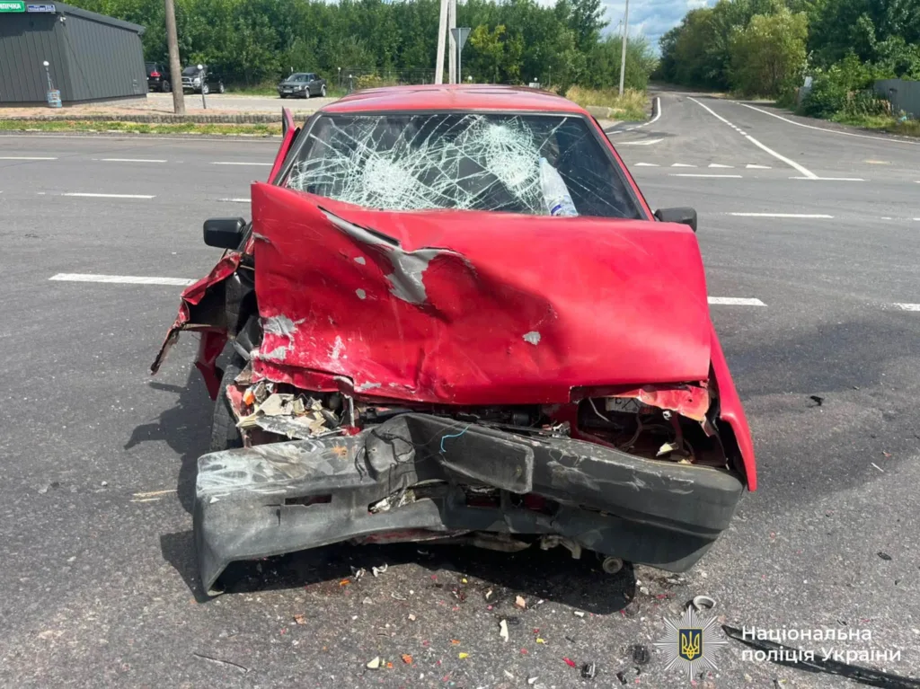 Червоний автомобіль із сильно пошкодженою передньою частиною