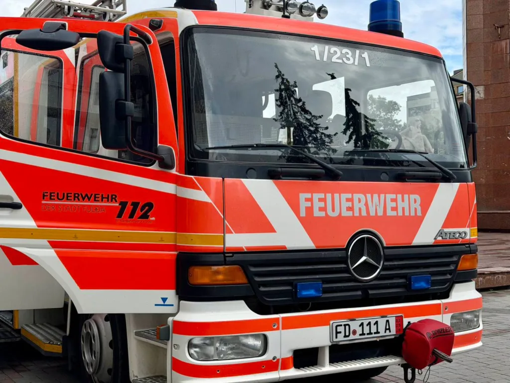 Німецька пожежна машина Mercedes із написом Feuerwehr