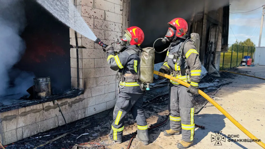 Рятувальники гасять пожежу в задимленій будівлі