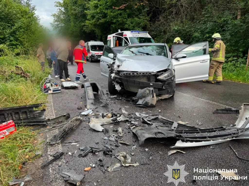 Пошкоджений автомобіль після ДТП, поруч медики та рятувальники