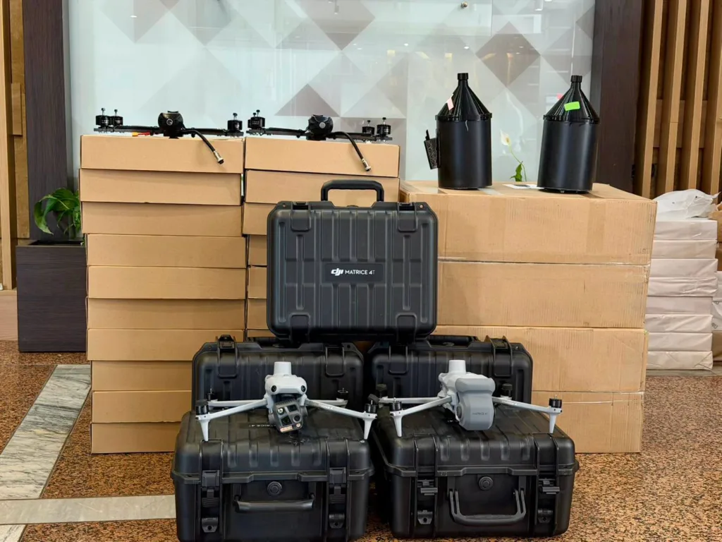Два дрони DJI та обладнання серед коробок