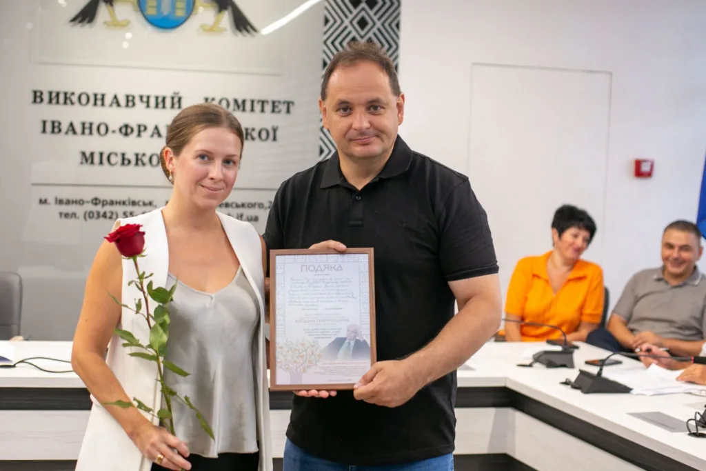 Жінка з трояндою отримує подяку від чоловіка
