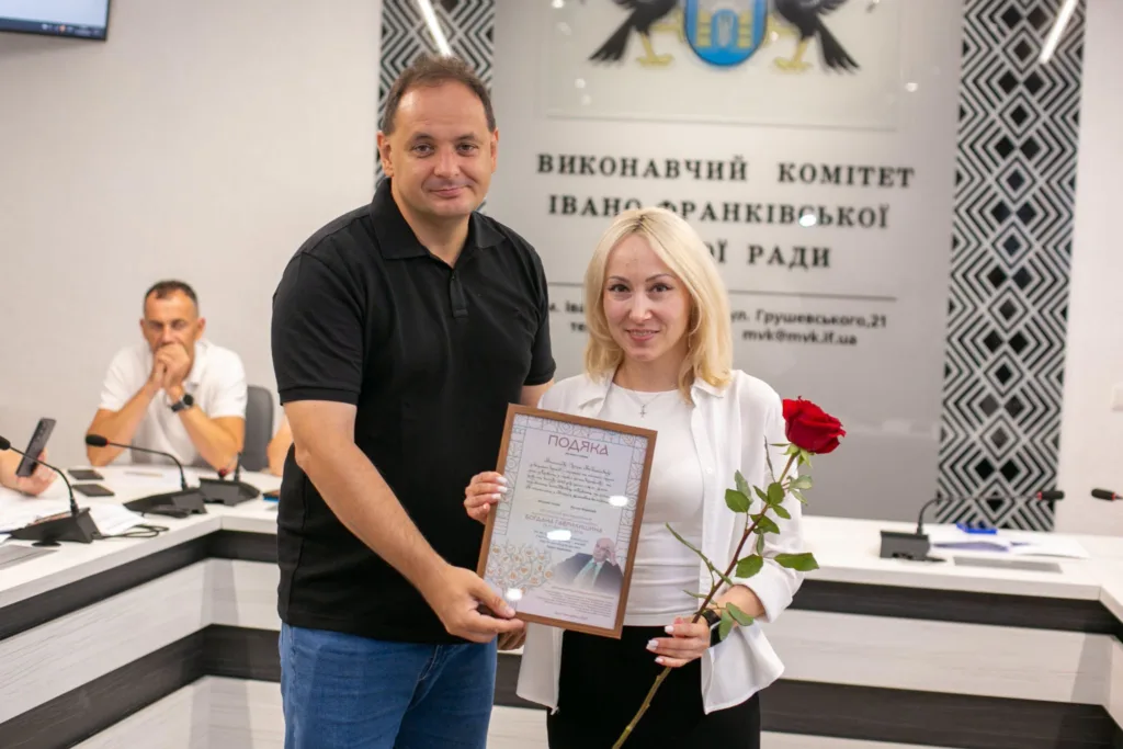 Вручення подяки жінці з трояндою у міськвиконкомі