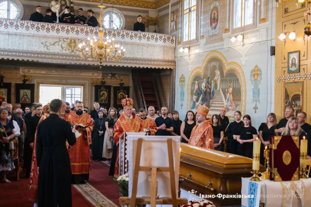 Заупокійне богослужіння у храмі біля труни