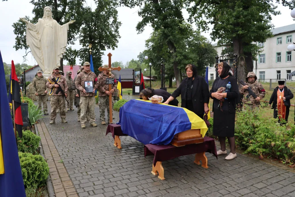 Прощання з військовим у труні, вкритій прапором України
