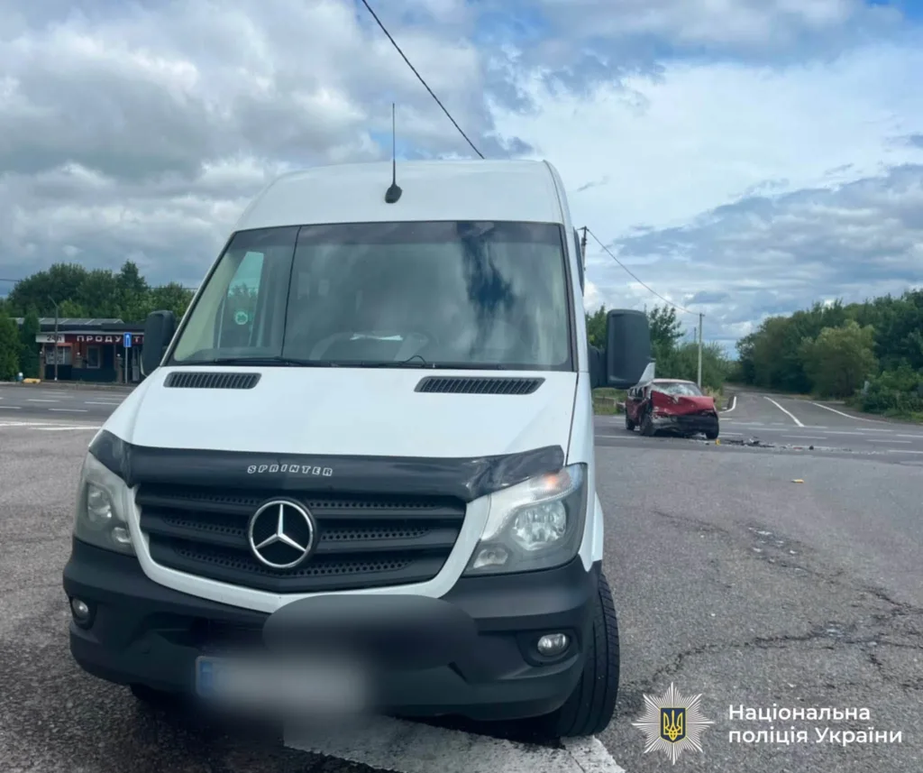Поліцейський мікроавтобус біля пошкодженого автомобіля після ДТП
