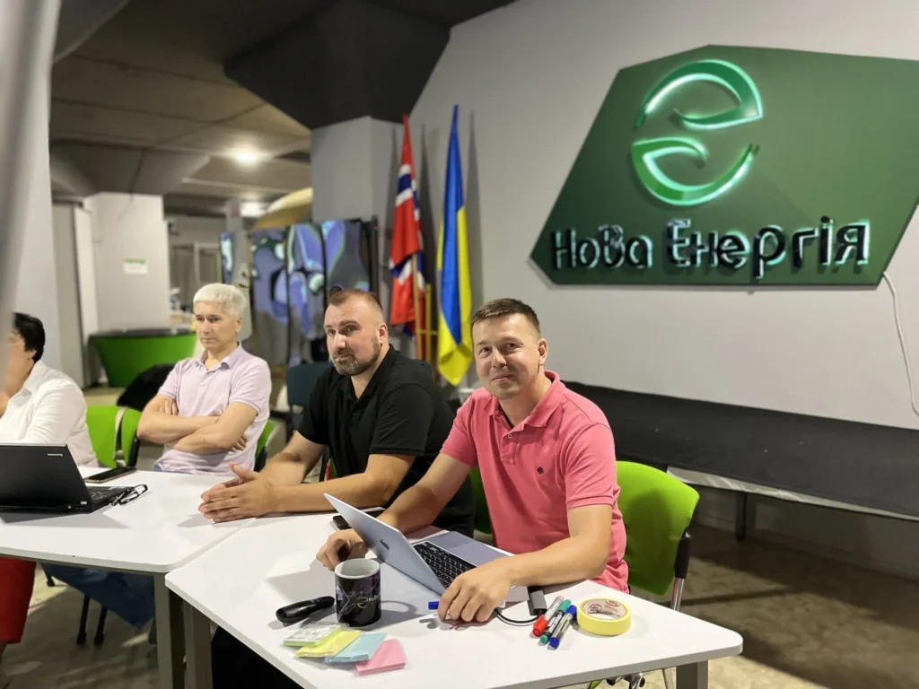 Учасники зустрічі за столом у офісі «Нова Енергія»